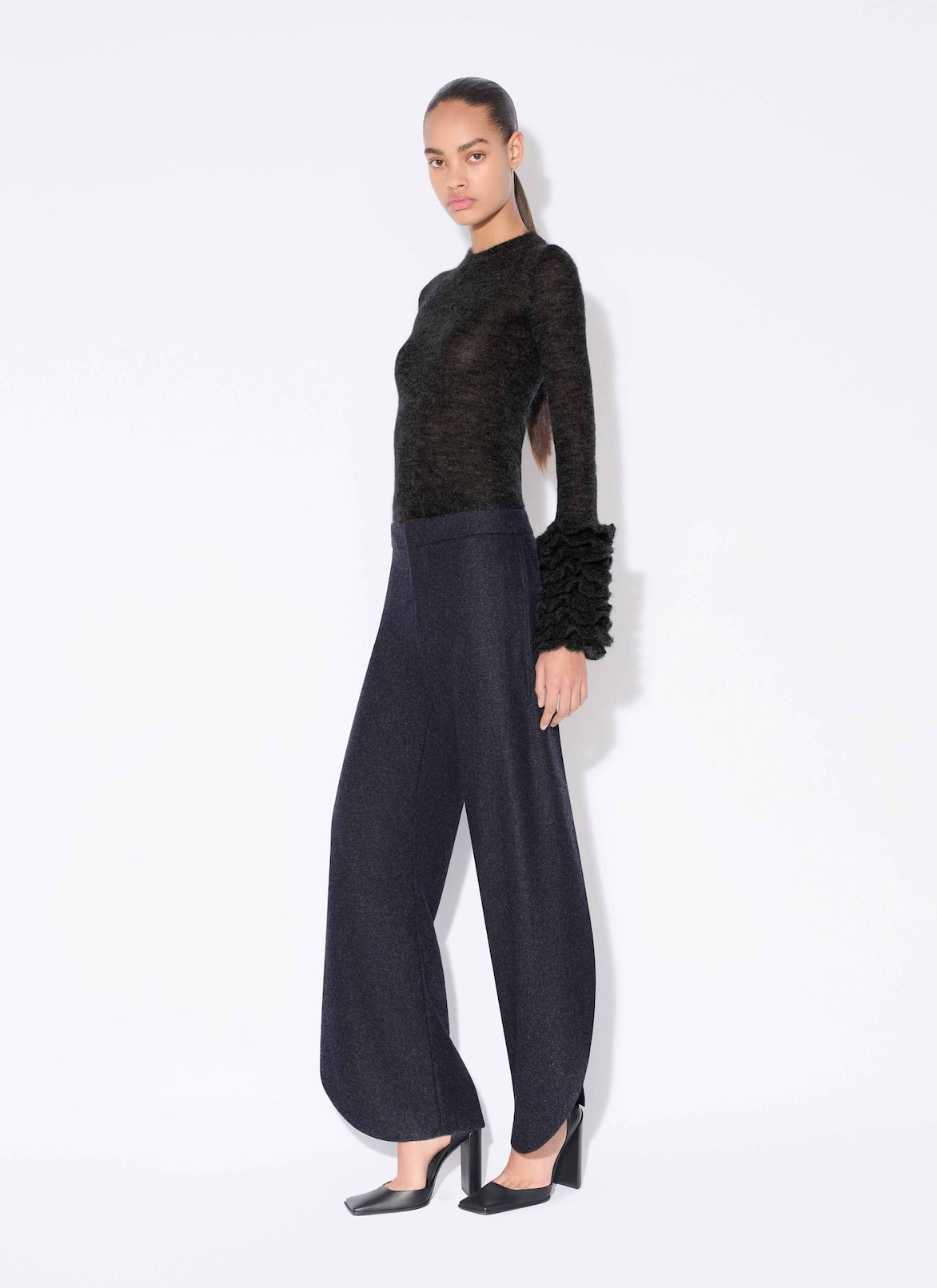 PANTALONES PÉTALO DE FRANELA DE LANA ALAÏA AZUL MARINO PANTALONES PÉTALO DE FRANELA DE LANA